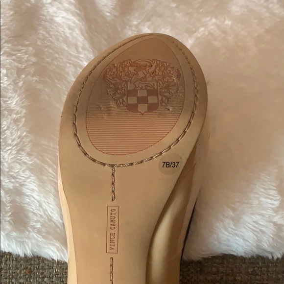 Gently Loved Vince Camuto Patent Leather Heel - Picture 4 of 8